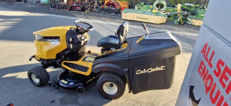 Cub Cadet 1023 XT2 Ride on Mower with Catcher - Image 5