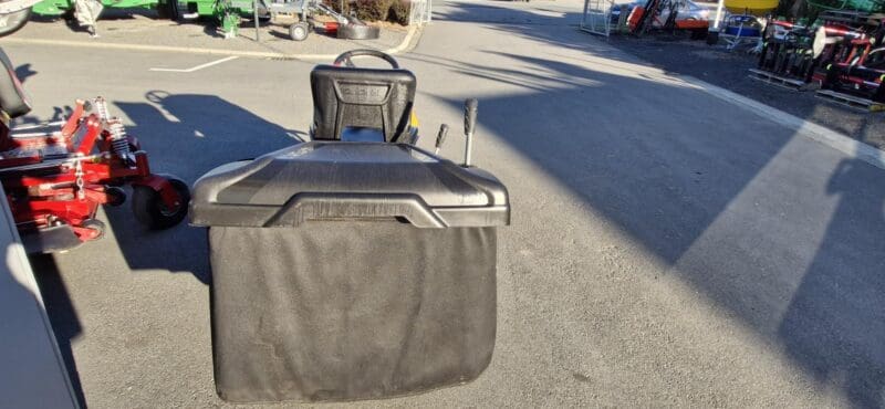 Cub Cadet 1023 XT2 Ride on Mower with Catcher - Image 6